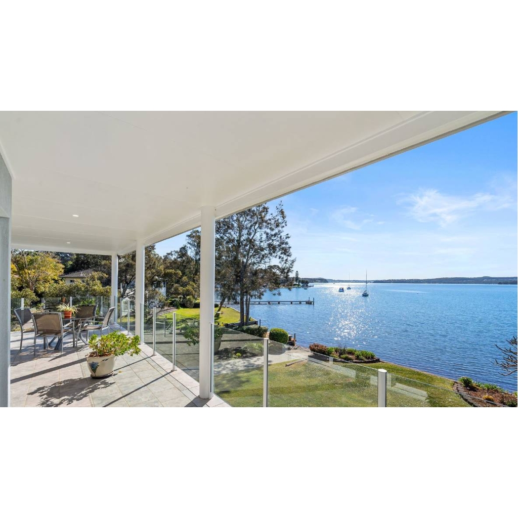 The neighbouring waterfront Lake Macquarie suburbs with a 220k price