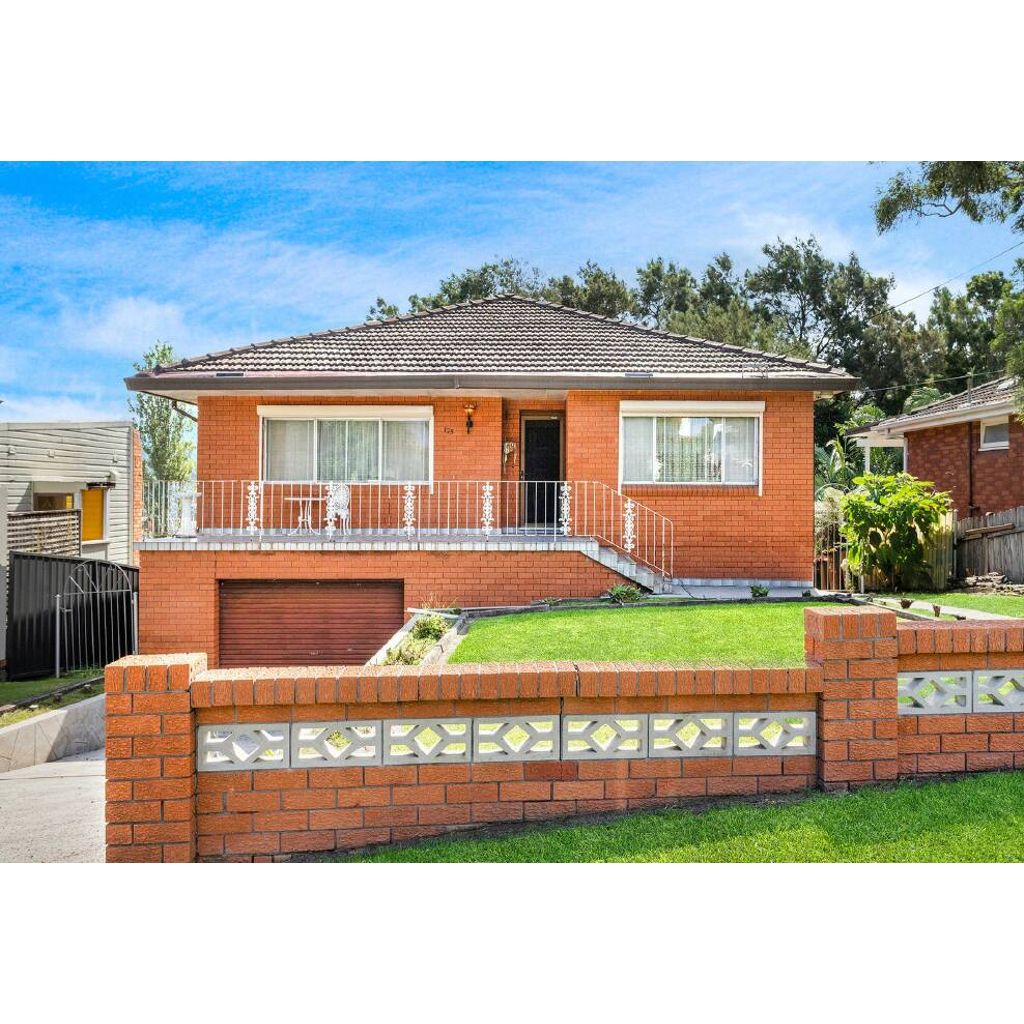 Neighbouring Mount Keira homes sell at auction within days of each other