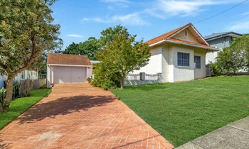 'Rare' Adamstown double block fetches $2.17 million in auction showdown