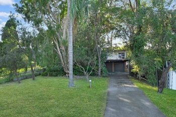 Why this 'uninhabitable' Eleebana house sparked a bidding war at auction