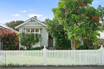 Lone bidder pays millions at auction to secure tightly held home in Cooks Hill