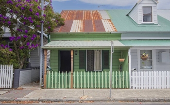 Dilapidated inner-city cottage with outdoor loo sells for $735k at auction