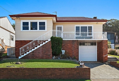 Sydney first home buyers score 1960s Woonona property at auction