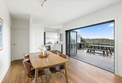 'Rapid-fire bidding': First home buyers win hard-fought, two-minute Figtree auction