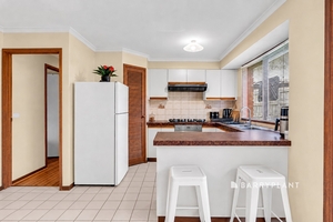 2/55 Collins Crescent, Berwick, VIC 3806 photo 3 of 10