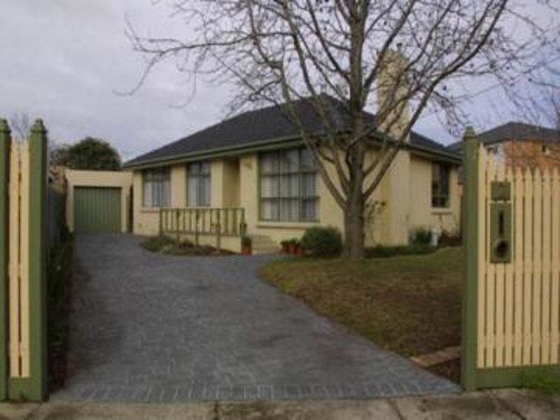 2 Greenview Court Bentleigh East VIC 3165 for Auction view com au 2 Greenview Court Bentleigh East VIC 3165 for Auction view com au