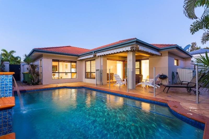 2021 Gracemere Gardens Circuit, Hope Island, QLD 4212 Property Details