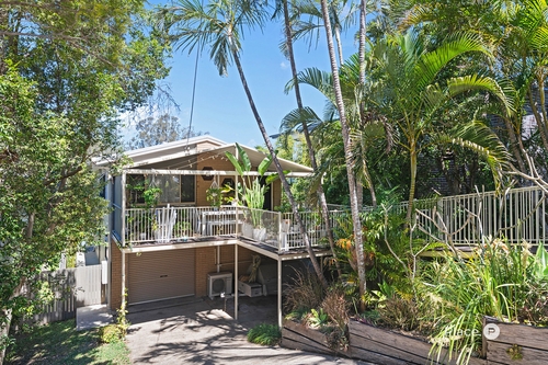 16 Dobbs Street, Holland Park West, QLD 4121