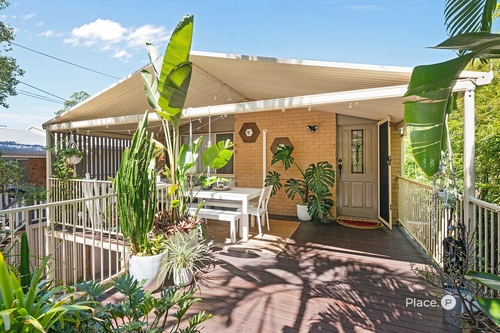 16 Dobbs Street, Holland Park West, QLD 4121