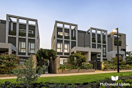 33 Maple Walk, Moonee Ponds, VIC 3039