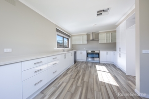11 Wills Street, Sunbury, VIC 3429 photo 3 of 10