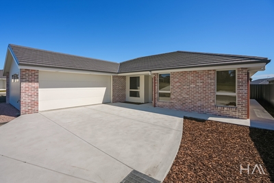 2/7 Pimelea Close, George Town, TAS 7253 photo 2 of 17