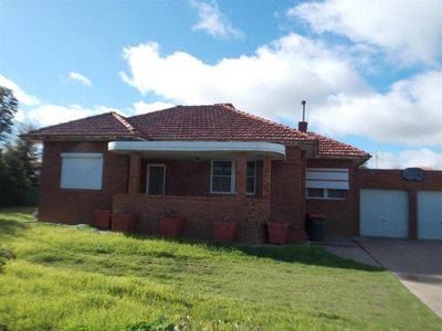 381 Clarinda Street, Parkes, NSW 2870 photo 1 of 13