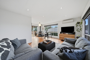 1 Sandstone Grove, Blackmans Bay, TAS 7052 photo 3 of 21