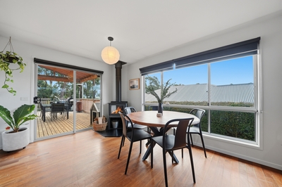 1 Sandstone Grove, Blackmans Bay, TAS 7052 photo 2 of 21