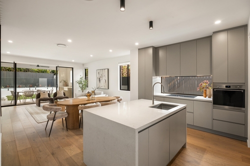 18A Rowton Street, Holland Park, QLD 4121