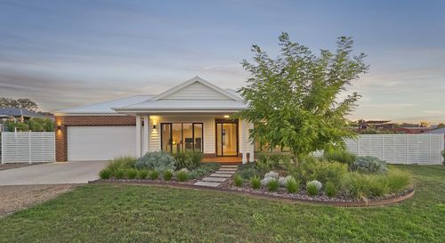 18 Maple Tree Boulevard, Mansfield, VIC 3722