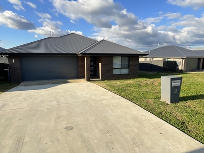 9 Ibis Street, Tamworth, NSW 2340 photo 2 of 18