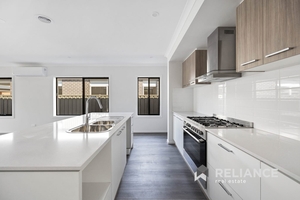 6 Brasilia Street, Werribee, VIC 3030 photo 2 of 8